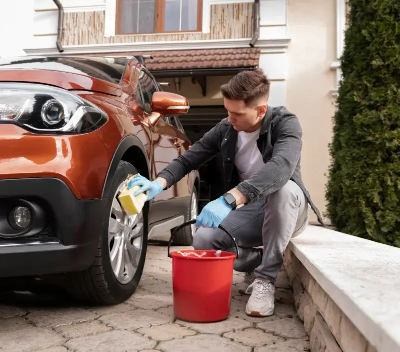 Lavage auto à domicile Abzac : professionnel intervenant sur un véhicule